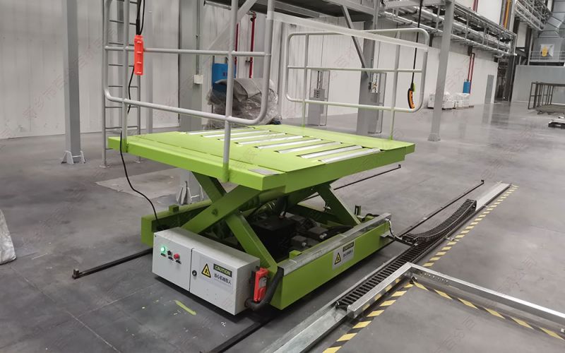 工廠(chǎng)噴涂作業(yè)中的拖鏈?zhǔn)杰壍佬≤?chē)