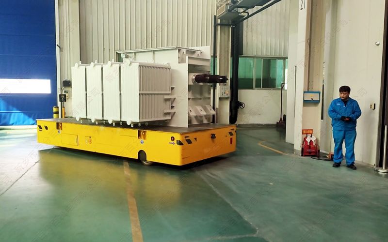 工廠內部轉運革新：駕駛型電動平板車 vs. 遙控無軌平車，如何抉擇？